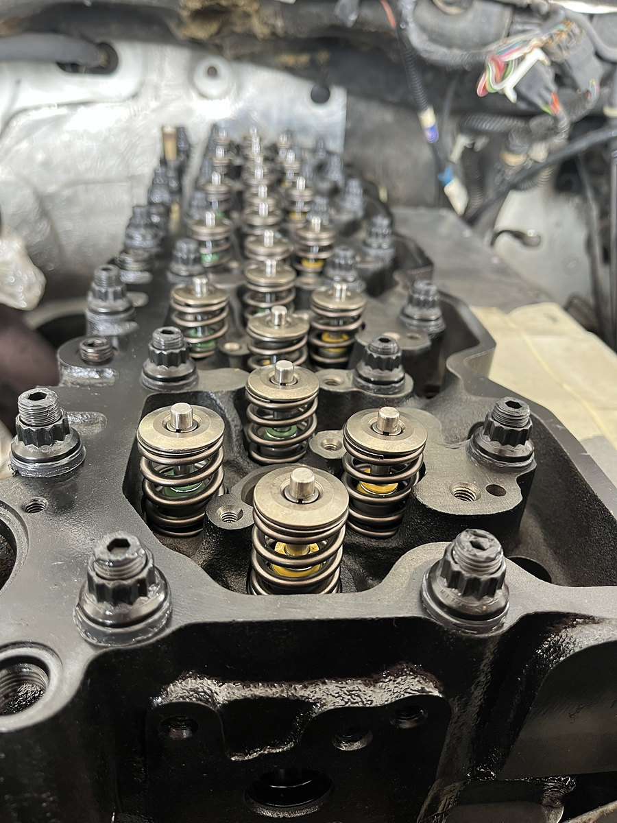 Diesel cylinder head valvetrain